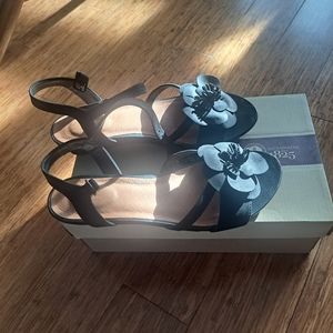 Flower hedge sandals